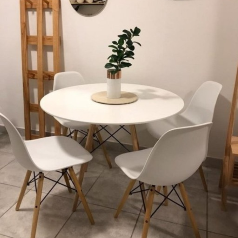 Mesa Eames blanca 100cm con sillas Eames
