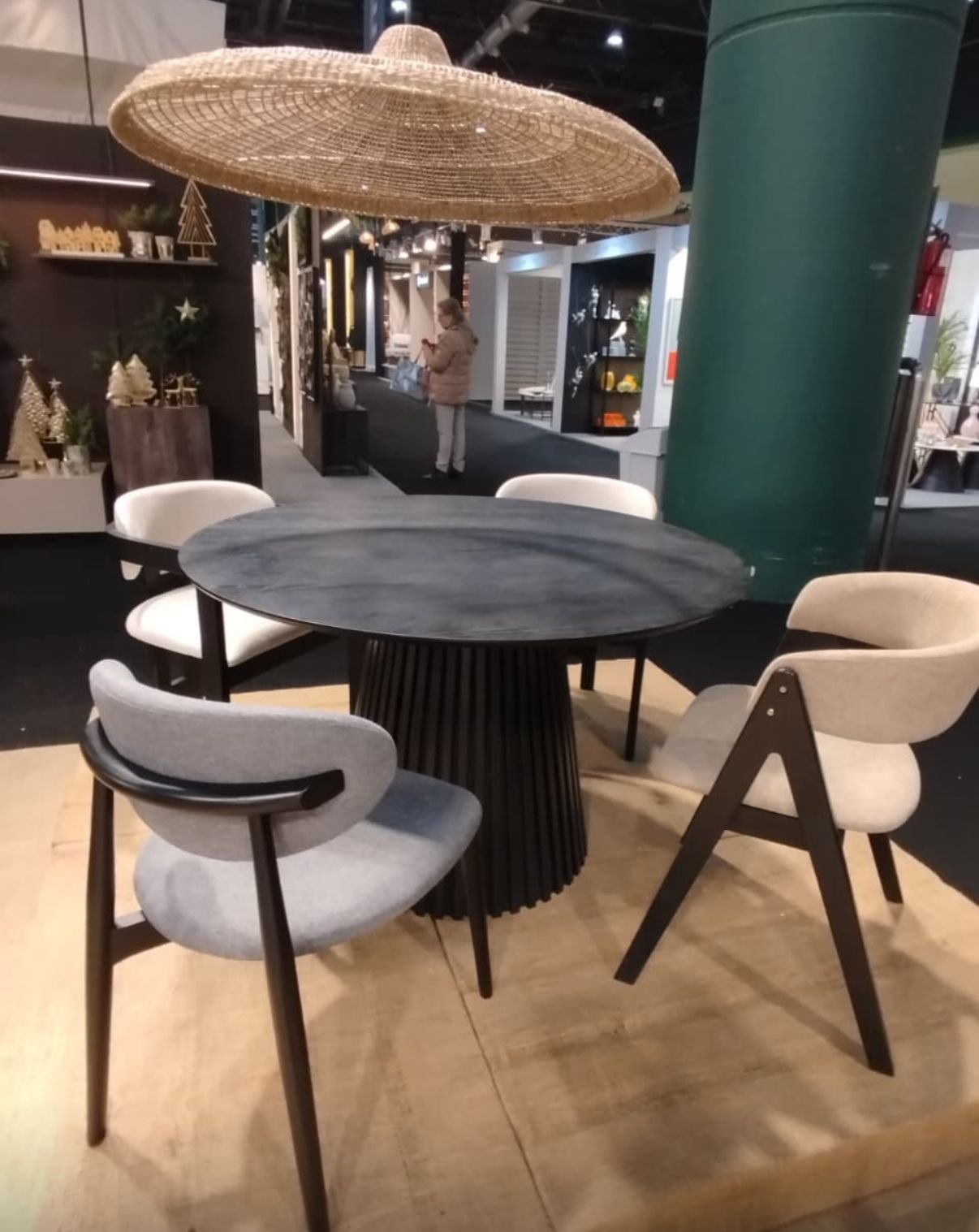 Mesa Redonda 120 cm – tapa madera y Base Estriada de Madera negro - Imagen 2